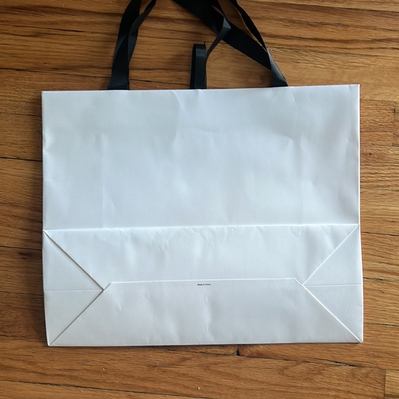 Four seasons residence, hotel, empty shopping bag - Picture 2 of 2